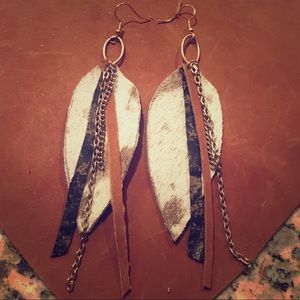 Leather earrings with chain